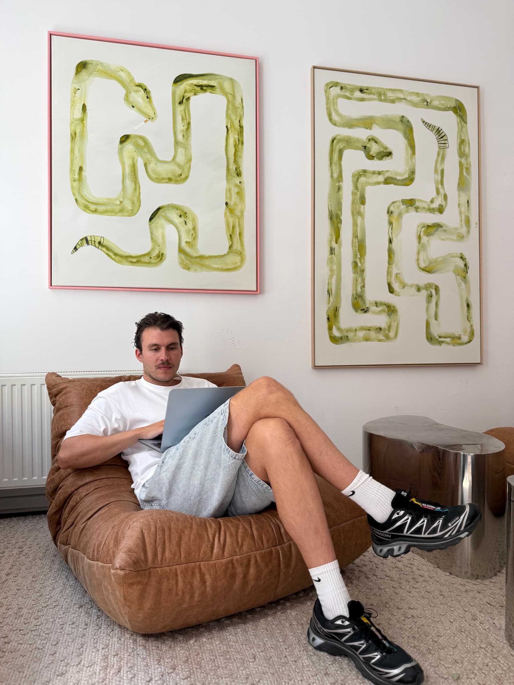 Luka Kiehne arbeitet mit seinem Laptop im Sessel.
