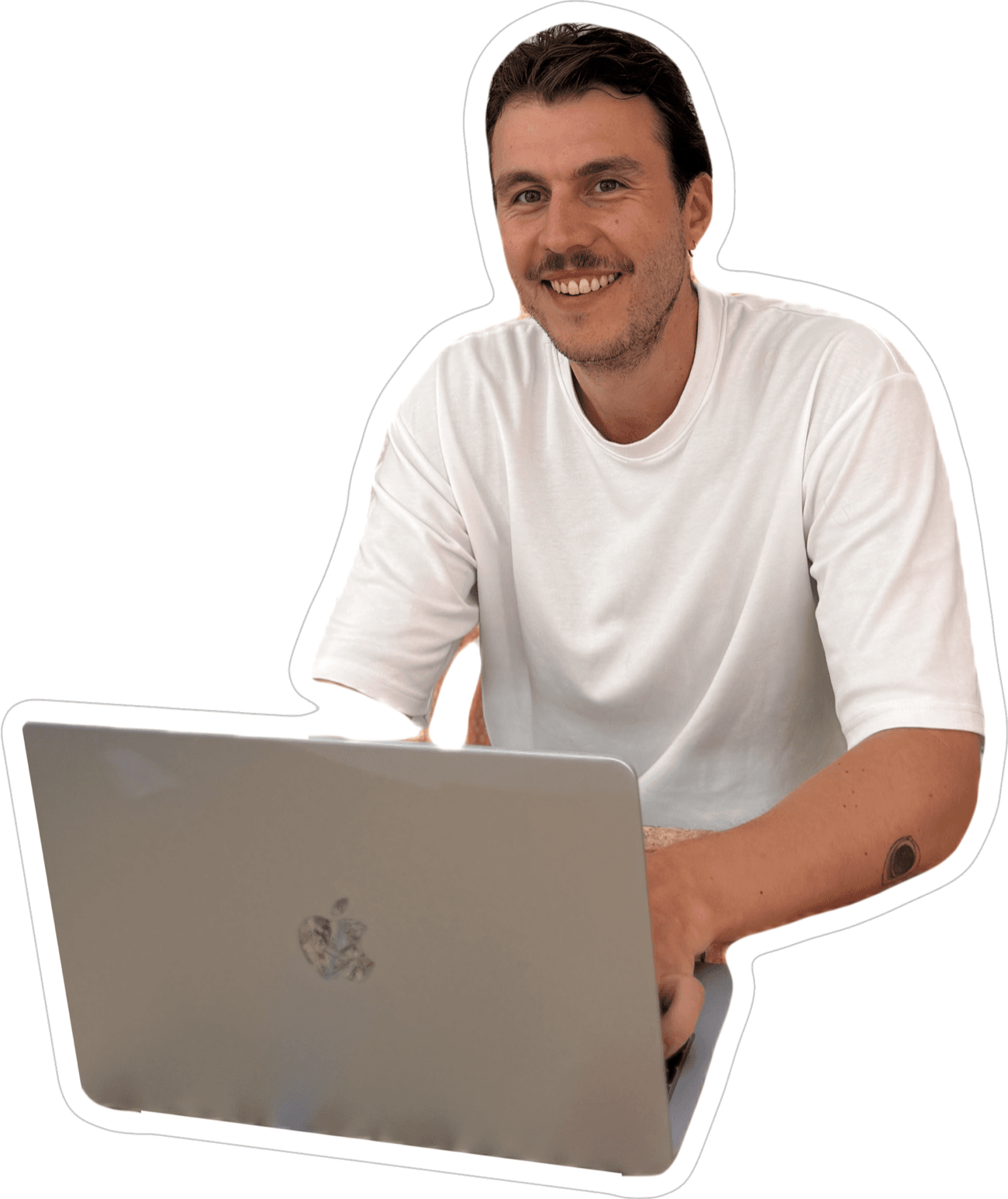 Luka Kiehne lächelt hinter seinem Laptop.